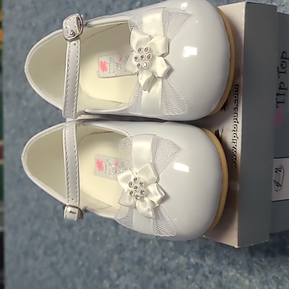NIB Girls Faux Patent Leather White TipTop Dress Shoes